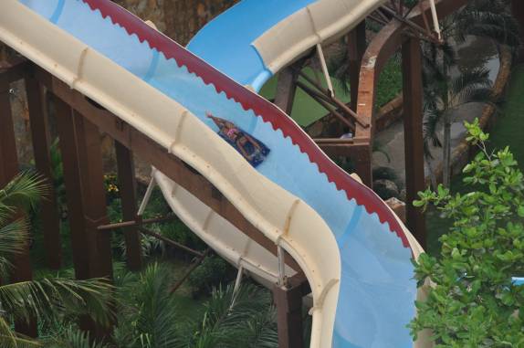 Tobogãs do Beach Park vistos do alto da torre do Insano, em Fortaleza - CE